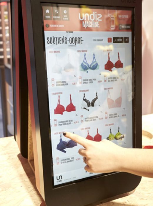 Produkttransport mit Rohrpost im Kaufhaus